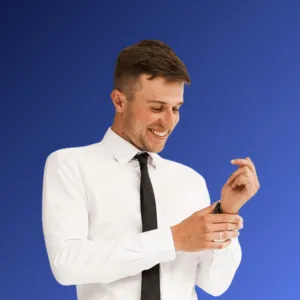 Adrian Wasikowski, Digital Marketing Specialist w Infron, portret na niebieskim tle